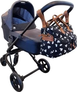 Kidzroom Black And White Luiertas - Zwart - Ophanglussen Kinderwagen - Verschoonmatje - Verstelbare Schouderband -Babyproducten Winkel 1004x1200