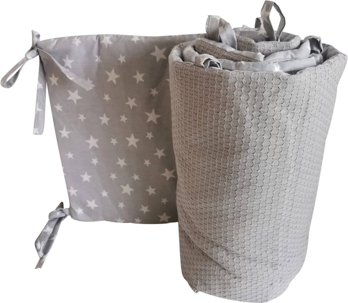 Quilola Bedbumper Stars Grey - Bed Zijbeschermers - Anti Stootrand - Bedomrander 180x30 Cm 2 Quilola Bedbumper Stars Grey - Bed Zijbeschermers - Anti Stootrand - Bedomrander 180x30 Cm - Afbeelding 2