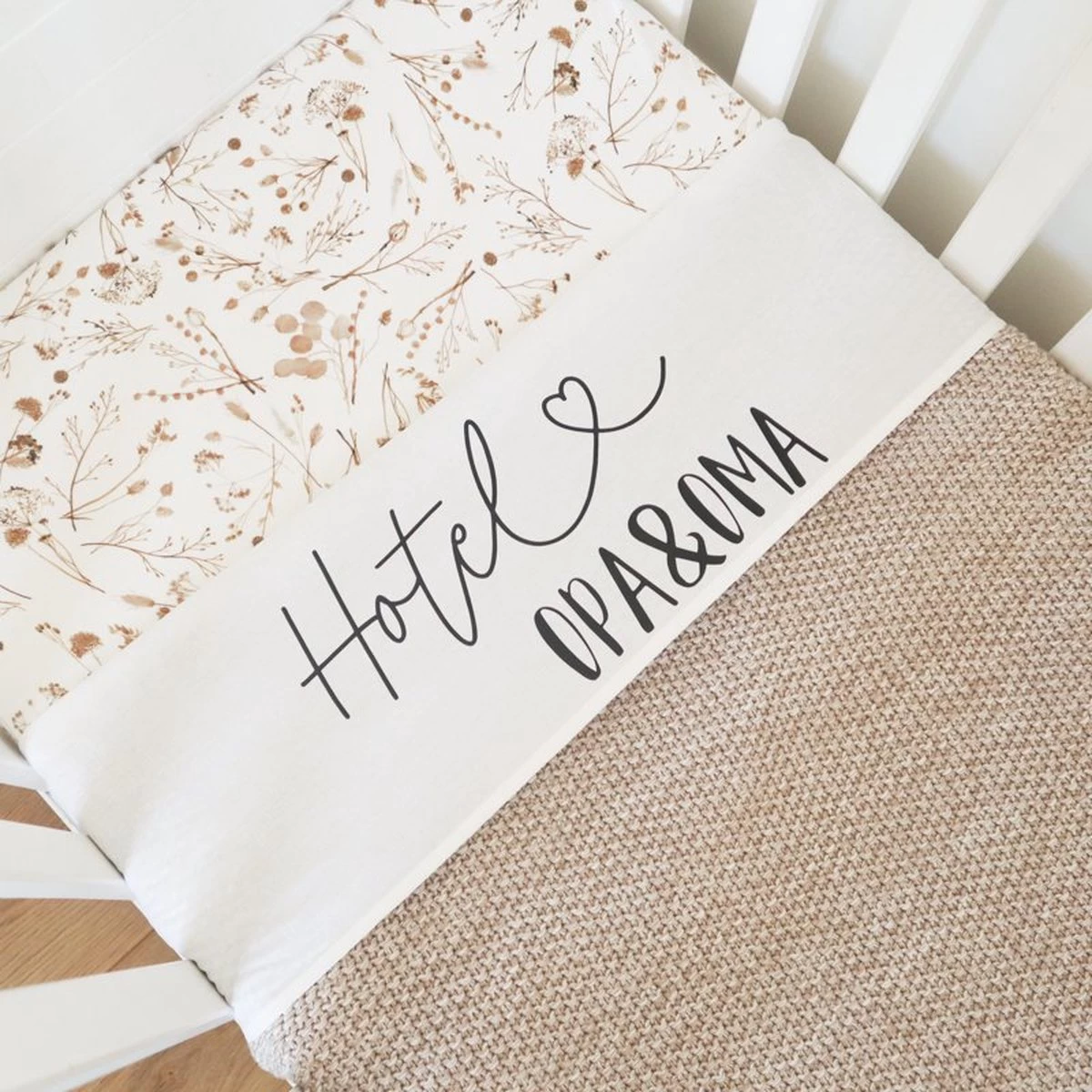 Merkloos Little Koekies - Ledikantlaken Hotel Opa&Oma - Zwangerschapsaankondiging - Oppas Oma - Oppas Opa - Opa & Oma Worden 1 Merkloos Little Koekies - Ledikantlaken Hotel Opa&Oma - Zwangerschapsaankondiging - Oppas Oma - Oppas Opa - Opa & Oma Worden