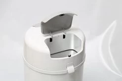 DiaperPail - Clear White - Luieremmer Met Speciale Luiersluis - Werkt Met Normale Vuilniszakken - Luxe Luieremmer - Geen Speciale Cassettes - Geen Geurtjes - Makkelijk Schoon Te Maken - Is Gemaakt Van Aluminium -Babyproducten Winkel 1200x798 4