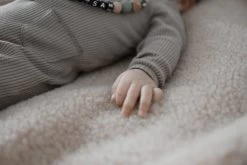 WOLLIES Amsterdam Ledikant Deken - Amandel - Merino Wol - 95 X 135 Cm -Babyproducten Winkel 1200x800 214
