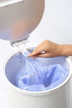 DiaperPail - Clear White - Luieremmer Met Speciale Luiersluis - Werkt Met Normale Vuilniszakken - Luxe Luieremmer - Geen Speciale Cassettes - Geen Geurtjes - Makkelijk Schoon Te Maken - Is Gemaakt Van Aluminium -Babyproducten Winkel 799x1200 3