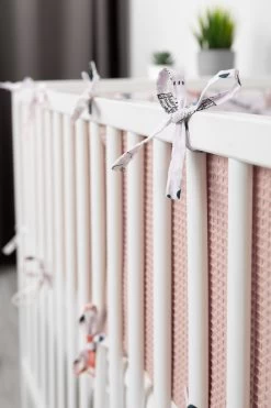 Sensillo Baby Bedbumper - Bedomrander - Anti Stootrand Ledikant - Bed Zijbeschermers - 180x30cm - Wafel Roze Vosjes -Babyproducten Winkel 800x1200 144