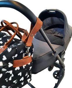 Kidzroom Black And White Luiertas - Zwart - Ophanglussen Kinderwagen - Verschoonmatje - Verstelbare Schouderband -Babyproducten Winkel 986x1200